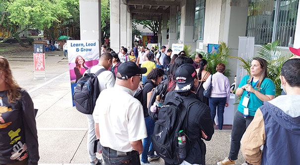 Cerca de 1.800 vacante bilingües se ofrecieron durante Cali Talent Expo - Nearly 1,800 bilingual openings were offered during the Cali Talent Expo