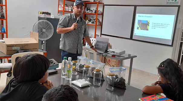 Más de 100 niños y jóvenes aprenden sobre agricultura en Buga, Valle del Cauca